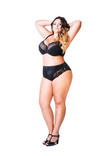 Modèle sexy taille plus en sous-vêtements noirs, grosse femme isolée sur fond blanc, corps féminin en surpoids — Photo