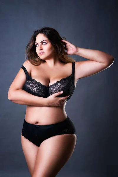Plus storlek Sexig modell i svart Underkläder, fet kvinna på grå studio bakgrund, överviktiga kvinnliga kroppen — Stockfoto