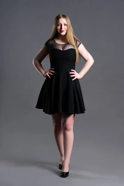 Artı boyutu moda model siyah elbise, gri studio arka planda, şişman kadın kilolu kadın bedeni — Stok fotoğraf