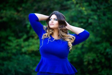 Artı boyutu moda model mavi açık havada, güzellik kadın profesyonel makyaj ve saç modeli ile elbise