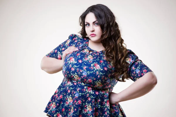 Plus size fashion model in casual kleding, dikke vrouw op een beige achtergrond, overgewicht vrouwelijk lichaam — Stockfoto