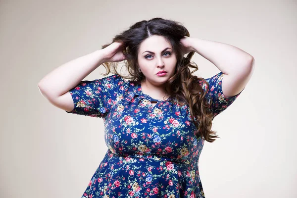 Plus size fashion model in casual kleding, dikke vrouw op een beige achtergrond, overgewicht vrouwelijk lichaam — Stockfoto