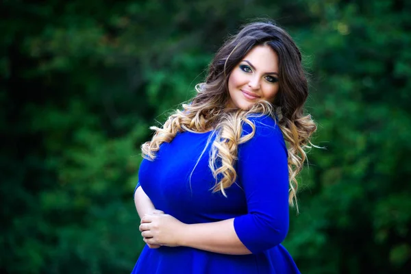 Happy plus size fashion model in blue dress outdoor, happiness beauty woman mit professionellem Make-up und Frisur — Stockfoto