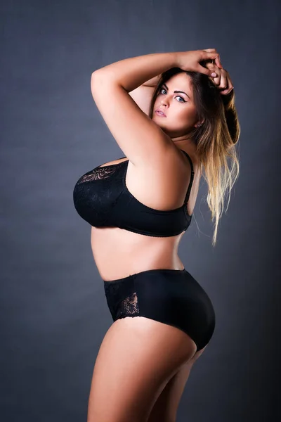 Plus size sexy model in black underwear, fat woman on gray studio background, overweight female body — Stock Photo, Image