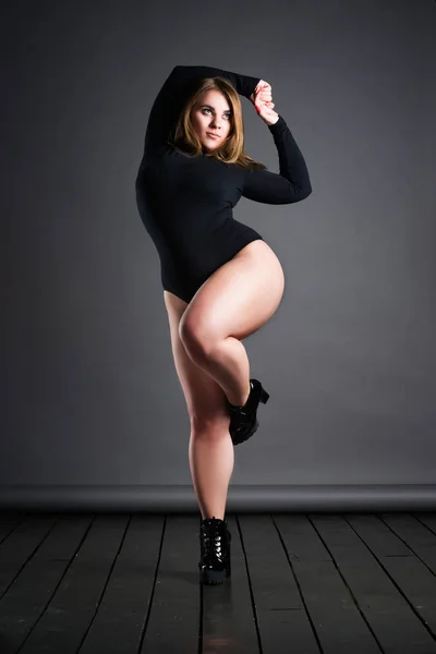 Molett modell szexi fekete Body, szürke stúdió háttere, túlsúlyos női test kövér nő — Stock Fotó