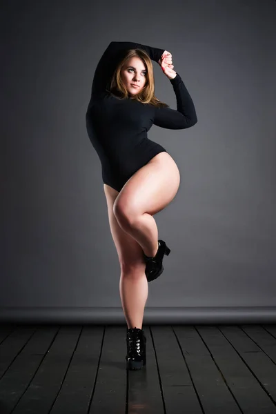 Plus size sexy model in black bodysuit, mulher gorda em fundo estúdio cinza, corpo feminino com sobrepeso — Fotografia de Stock