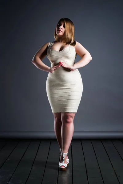 Модель plus size в платье, толстая женщина на фоне студии, избыточный вес женского тела — стоковое фото