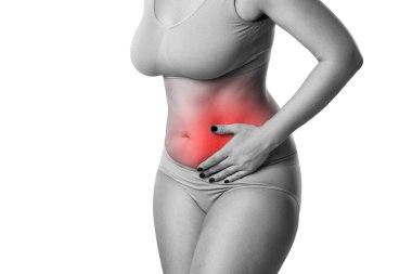 Karın ağrısı olan kadın beyaz arka plan üzerinde izole, sol tarafı ağrıyor