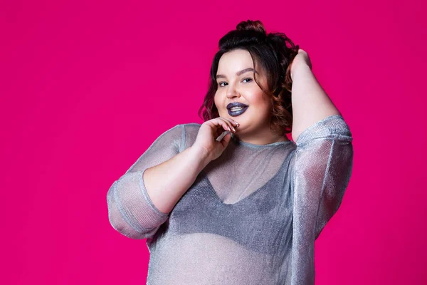 Modelo de moda de talla grande en blusa pura, mujer gorda sobre fondo rosa —  Fotos de Stock