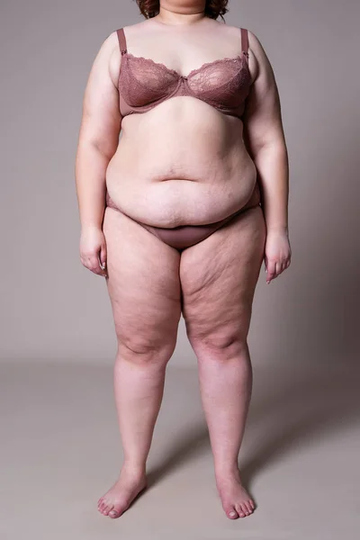 Donna grassa in biancheria intima, corpo femminile in sovrappeso su sfondo grigio — Foto Stock