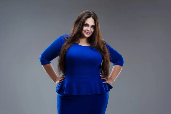 Happy plus size modelo em vestido azul, mulher gorda com cabelo comprido em fundo cinza, corpo conceito positivo — Fotografia de Stock