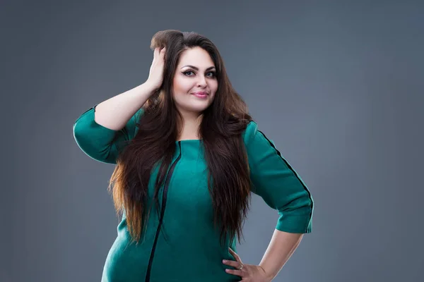 Boldog plusz méret modell zöld ruhában, kövér nő hosszú haj szürke háttér, test pozitív koncepció — Stock Fotó