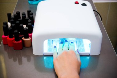 Manikür salonunda UV oje kurutma makinesi.