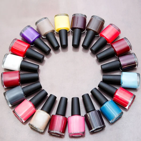 Colores botellas de esmalte de uñas círculo apilado —  Fotos de Stock