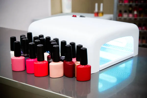 Secador de esmalte de uñas UV en salón de manicura —  Fotos de Stock