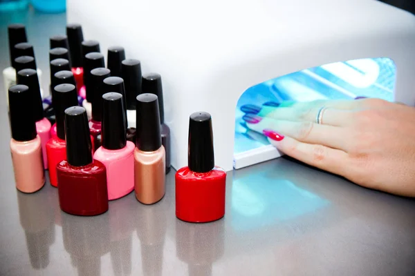 Asciugatrice UV per unghie nel salone di manicure — Foto Stock