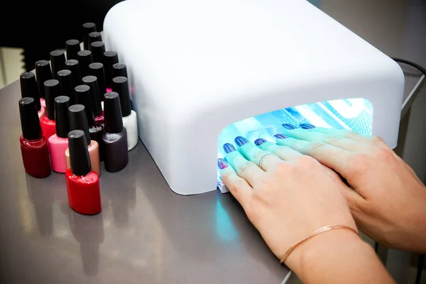 Asciugatrice UV per unghie nel salone di manicure — Foto Stock