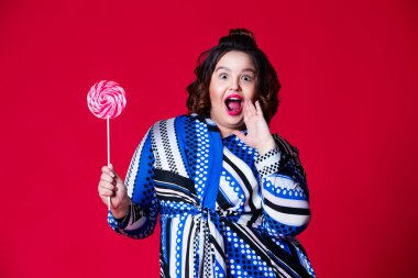 Ayrıca geniş ağızlı, kırmızı arka planda büyük lolipop tutan bir model.