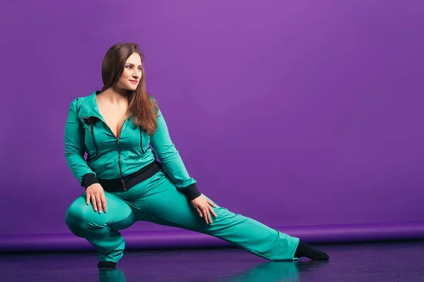 Plusz méret modell sportruházat, kövér nő lila háttér — Stock Fotó