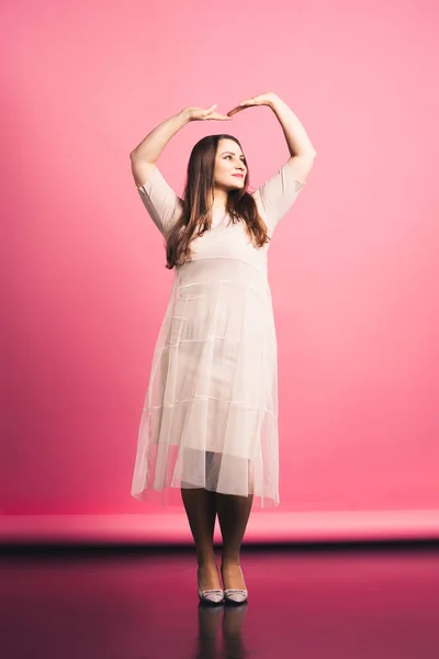 Além de modelo de moda tamanho em vestido bege, mulher gorda no fundo rosa — Fotografia de Stock