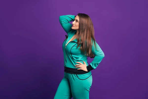 Model Dimensiune Tracksuit Femeie Grasă Fundal Violet Conceptul Pozitiv Corpului — Fotografie, imagine de stoc