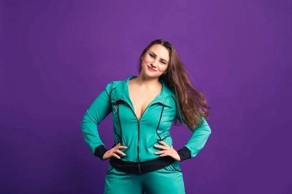 Model Fericit Dimensiune Tracksuit Femeie Grasă Fundal Violet Concept Pozitiv — Fotografie, imagine de stoc