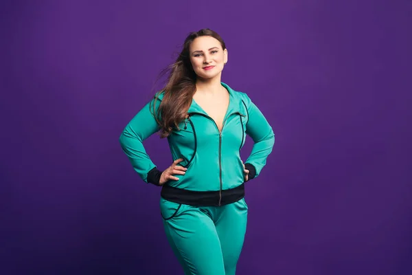 Счастливая Модель Size Скафандре Толстая Женщина Фиолетовом Фоне Позитивное Представление — стоковое фото