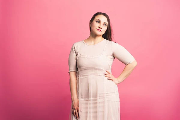 Size Fashion Model Beige Kleid Dicke Frau Auf Rosa Hintergrund — Stockfoto