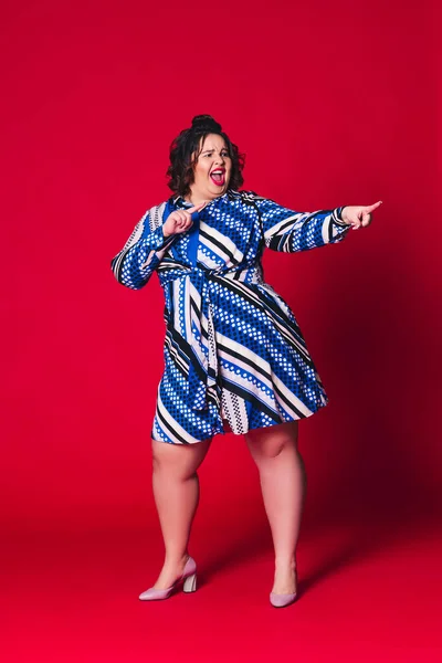 Glückliches Pize Size Model Blauen Kleid Dicke Frau Tanzt Auf — Stockfoto