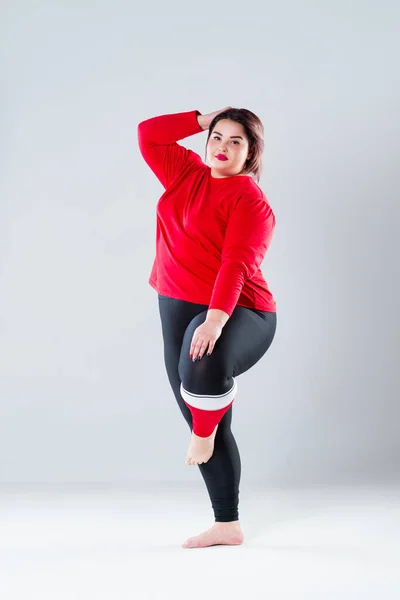 Модель Size Повседневной Одежде Толстая Женщина Выполняющая Упражнения Заднем Плане — стоковое фото