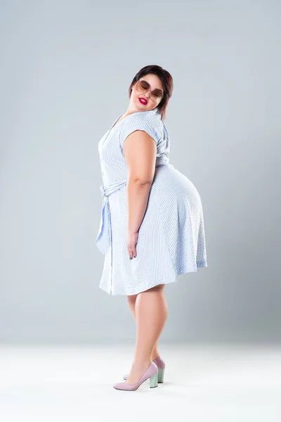 Modelo Moda Talla Grande Vestido Rayas Mujer Gorda Sobre Fondo —  Fotos de Stock