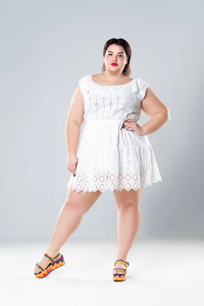 Rozmiar Moda Model Białej Sukni Gruba Kobieta Szarym Tle Studio — Zdjęcie stockowe