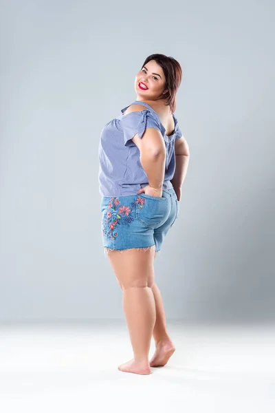 Modelo Moda Talla Grande Pantalones Cortos Jean Mujer Gorda Sobre — Foto de Stock