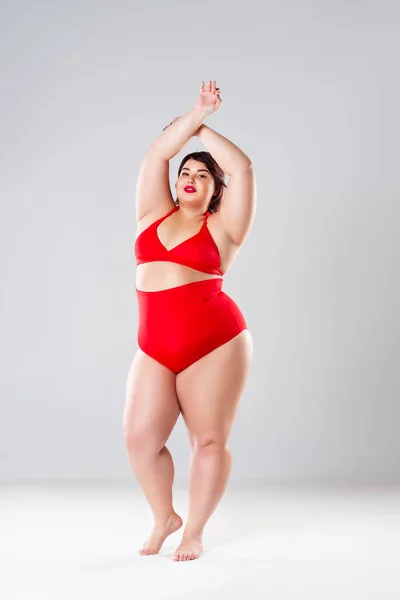 Модель Size Красном Купальнике Толстая Женщина Нижнем Белье Заднем Плане — стоковое фото