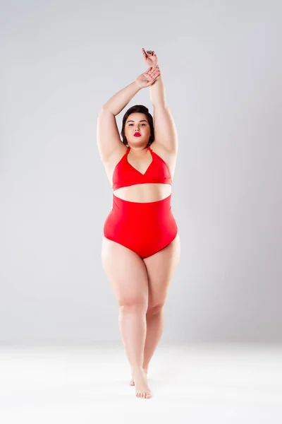 Plusz Méret Divat Modell Piros Fürdőruha Kövér Fehérnemű Szürke Háttér — Stock Fotó