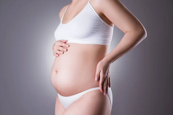 Gri Arka Planda Beyaz Çamaşırlı Hamile Kadın Hamilelik Kavramı — Stok fotoğraf