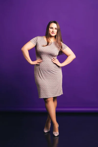 Модель Size Платье Midi Толстая Женщина Фиолетовом Фоне Позитивная Концепция — стоковое фото
