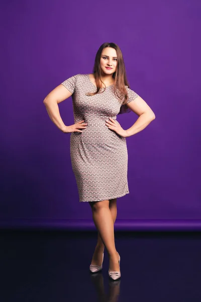 Model Moda Dimensiune Rochie Midi Femeie Grasă Fundal Violet Conceptul — Fotografie, imagine de stoc