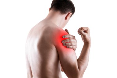 Omuz ağrısı, erkek vücudunda ağrı, spor sakatlığı konsepti, beyaz arka planda izole edilmiş, kırmızı ile işaretlenmiş acı verici bölge.