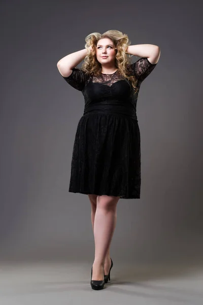 Size Modell Schwarzem Kleid Dicke Frau Auf Grauem Hintergrund Körperbetontes — Stockfoto