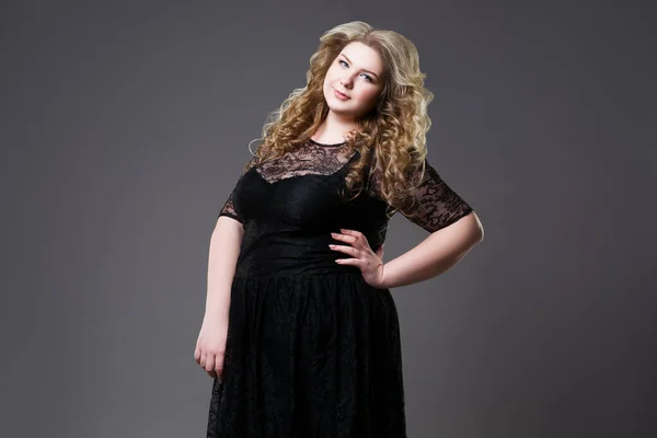 プラスサイズファッションモデルで黒ドレス 脂肪女性でグレーの背景 ボディ正の概念 — ストック写真