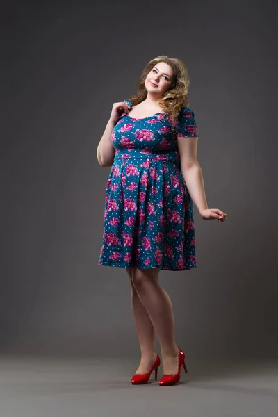 Size Modell Floralen Kleid Dicke Frau Auf Grauem Hintergrund Körperbetontes — Stockfoto
