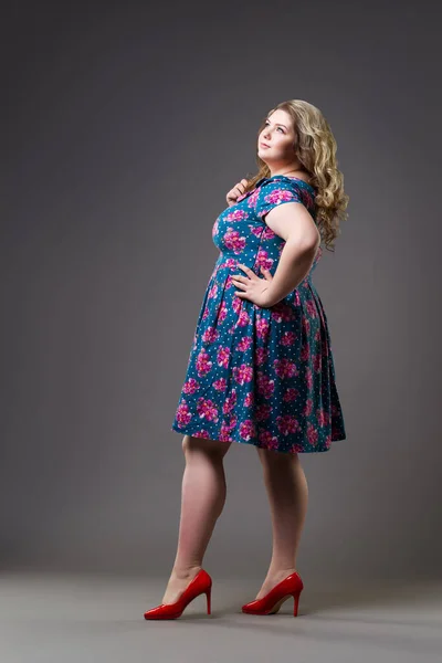 Size Modell Floralen Kleid Dicke Frau Auf Grauem Hintergrund Körperbetontes — Stockfoto