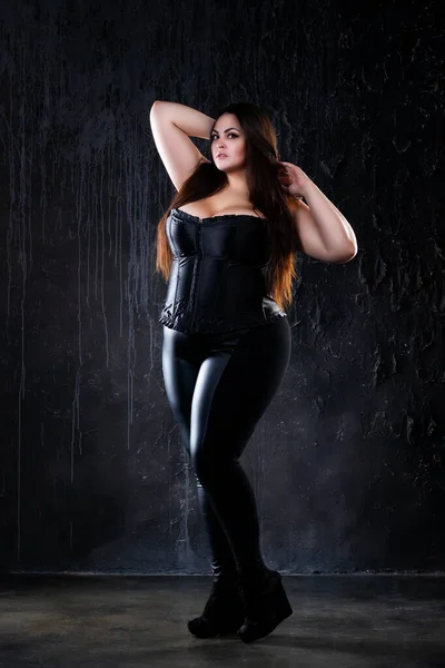 Plusz Méret Modell Szexi Ruhákban Kövér Sötét Háttérrel Túlsúlyos Női — Stock Fotó