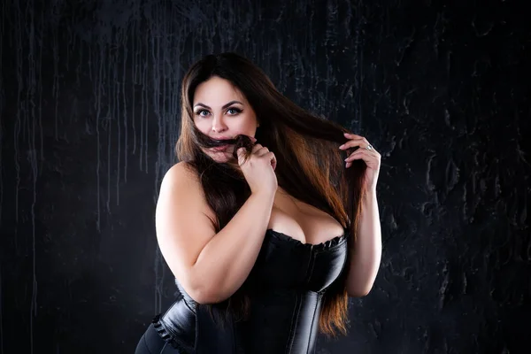黑色紧身胸衣的性感加尺寸模特 深色工作室背景的丰满自然乳房 体形呈阳性 — 图库照片