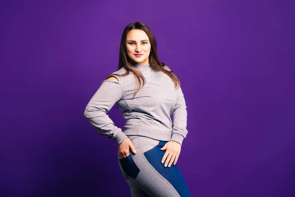 Modelo Talla Grande Ropa Deportiva Mujer Gorda Sobre Fondo Púrpura —  Fotos de Stock