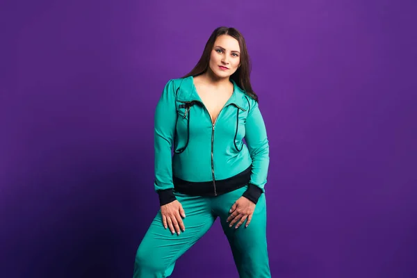 Model Dimensiune Îmbrăcăminte Sport Femeie Grasă Fundal Violet Conceptul Pozitiv — Fotografie, imagine de stoc