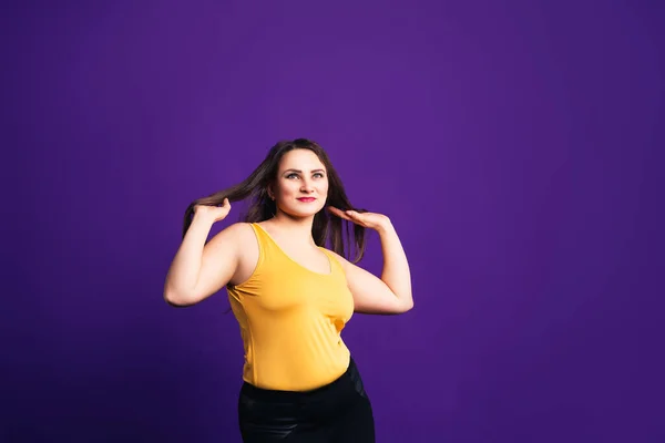 Счастливая Модель Size Повседневной Одежде Жизнерадостная Толстая Женщина Фиолетовом Фоне — стоковое фото