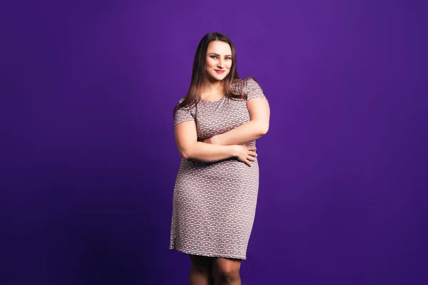ハッピープラスサイズファッションモデルでカジュアル服 明るい脂肪女性で紫の背景 ボディ正の概念 — ストック写真