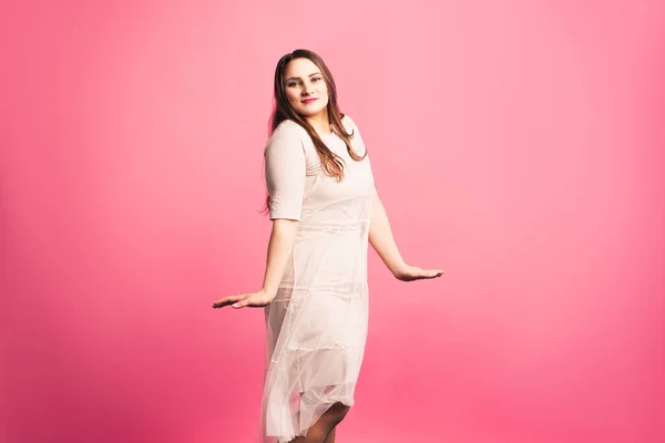 Modelo Moda Talla Grande Vestido Beige Mujer Gorda Sobre Fondo — Foto de Stock